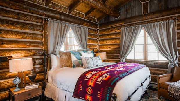Magee_Cabin_Interior_Shellywood